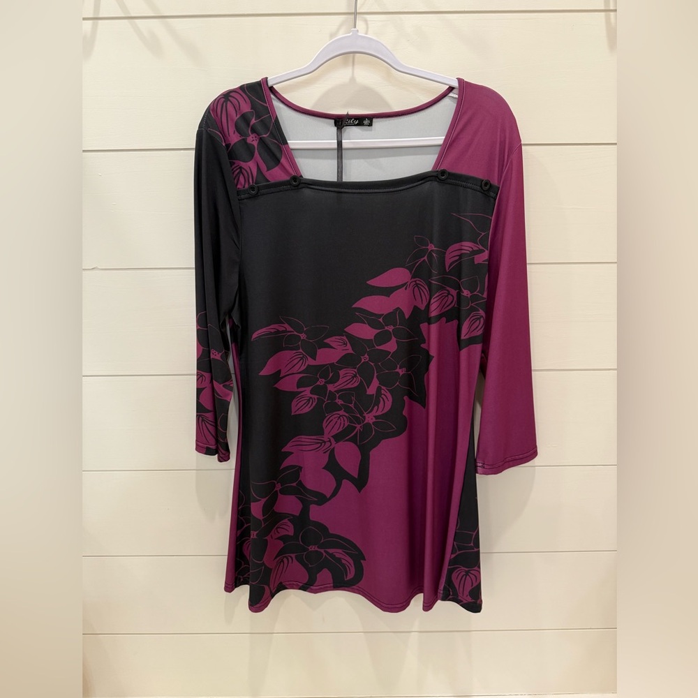 Women's Black and Purple Floral Top